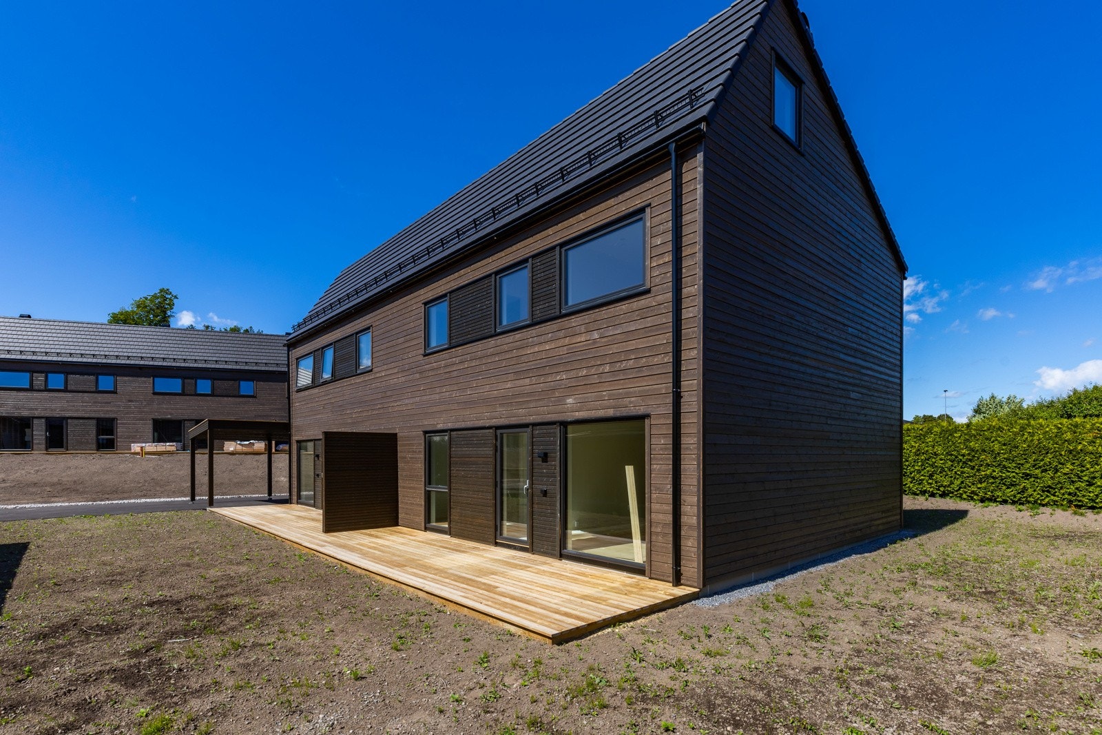 Hver bolig får også hage, solrik terrasse, sportsbod og tilhørende carport. Det kan være mulighet for montering av lader for elbil. Galleribilde