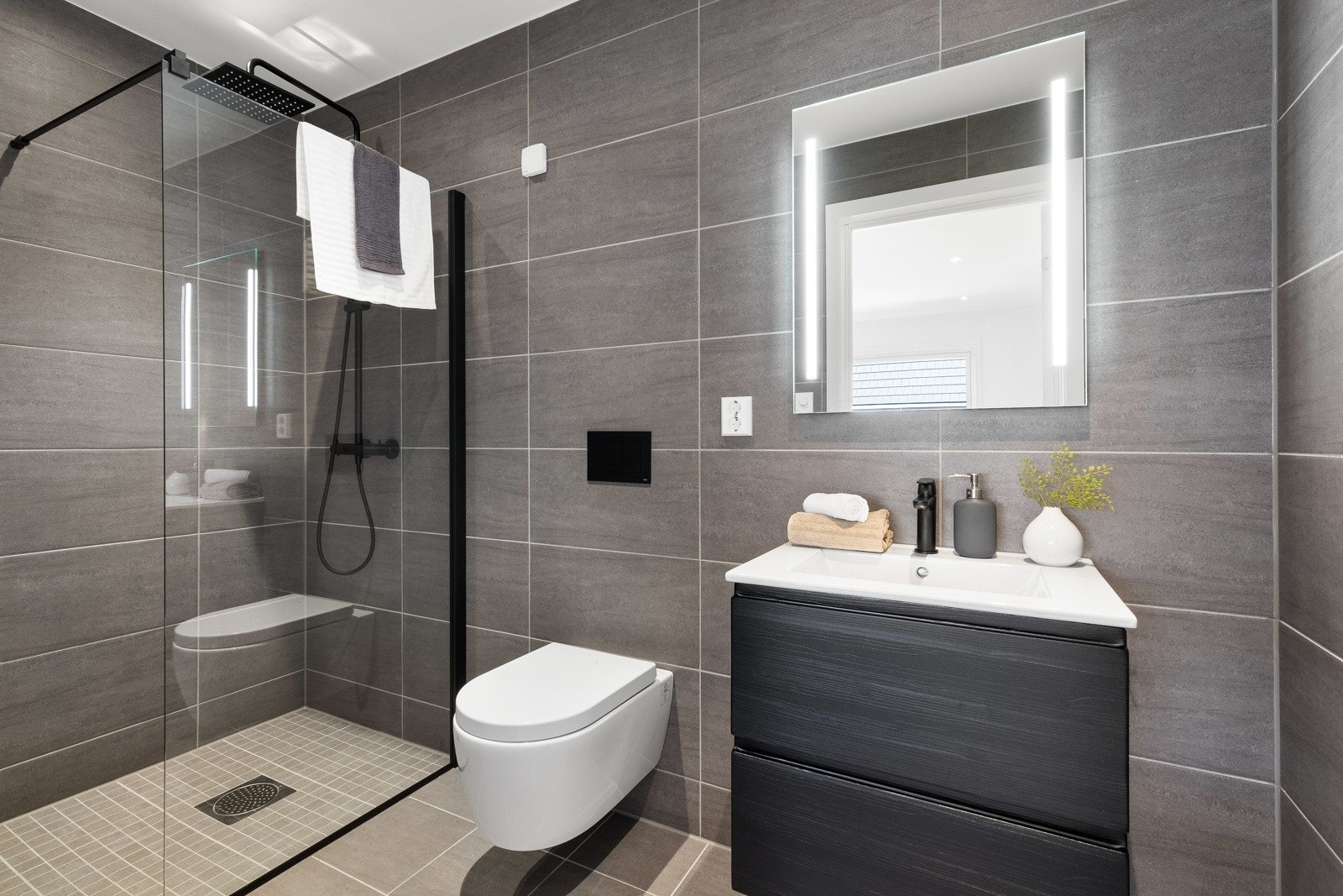 Badet som tilhører hovedsoverommet. Galleribilde