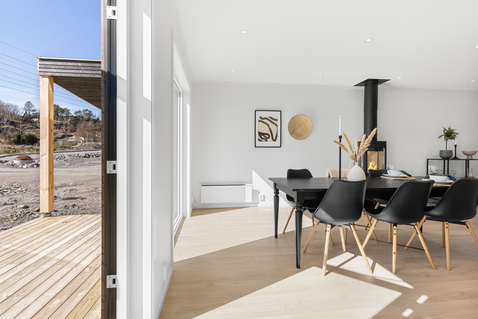 På gulvet legges det kvalitetslaminat fra Pergo av typen Fresh Nordic Oak, og veggene males i standard eller valgt farge. Galleribilde
