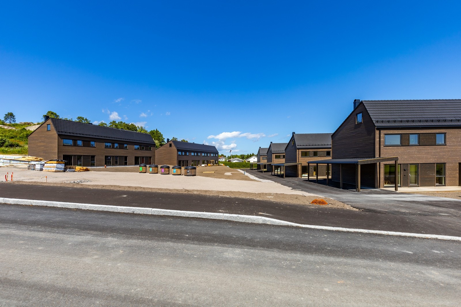 Boligene er bygd i et sentralt, familievennlig boligområde på Dverdal i Sandefjord kommune, ca. 2 km øst for sentrum. Galleribilde