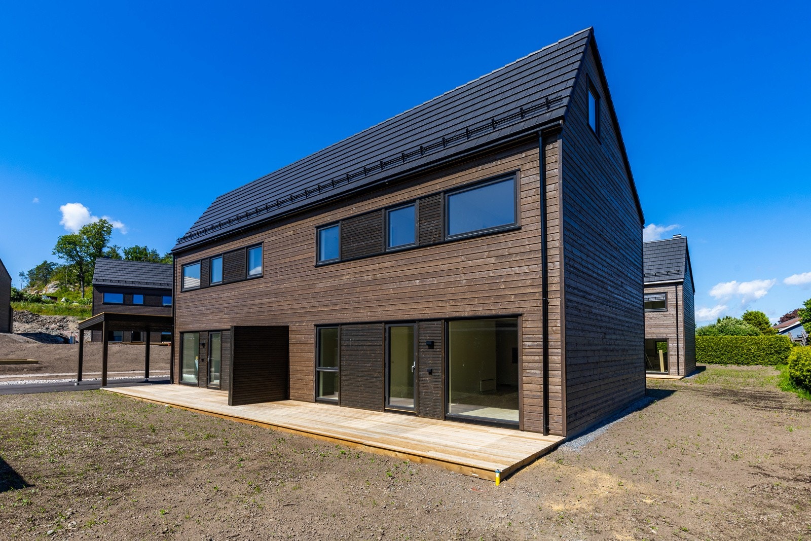 Boligene har 3 soverom, 2 stuer og 2 bad, fordelt over 2 plan + noen med hems. Galleribilde