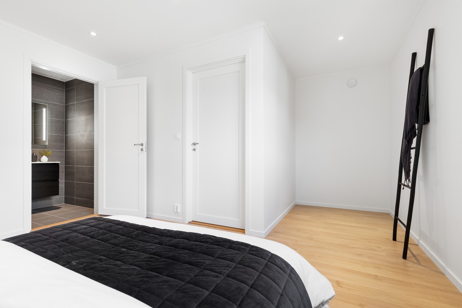 Hovedsoverommet får i tillegg eget bad og walk-in closet. Galleribilde