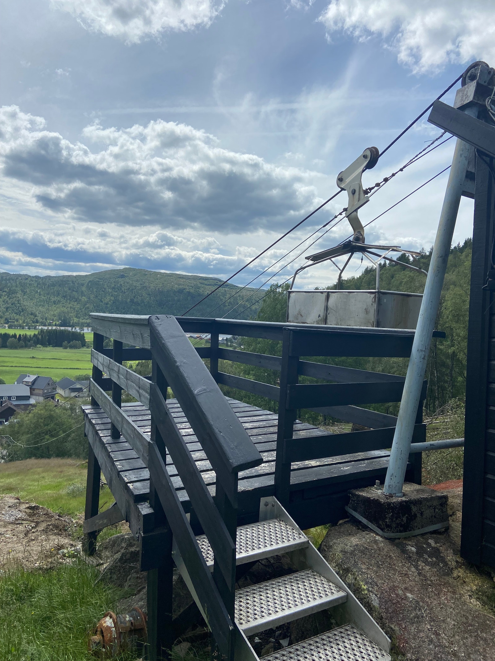 Vareheis som går fra parkeringen og opp til hytta Galleribilde