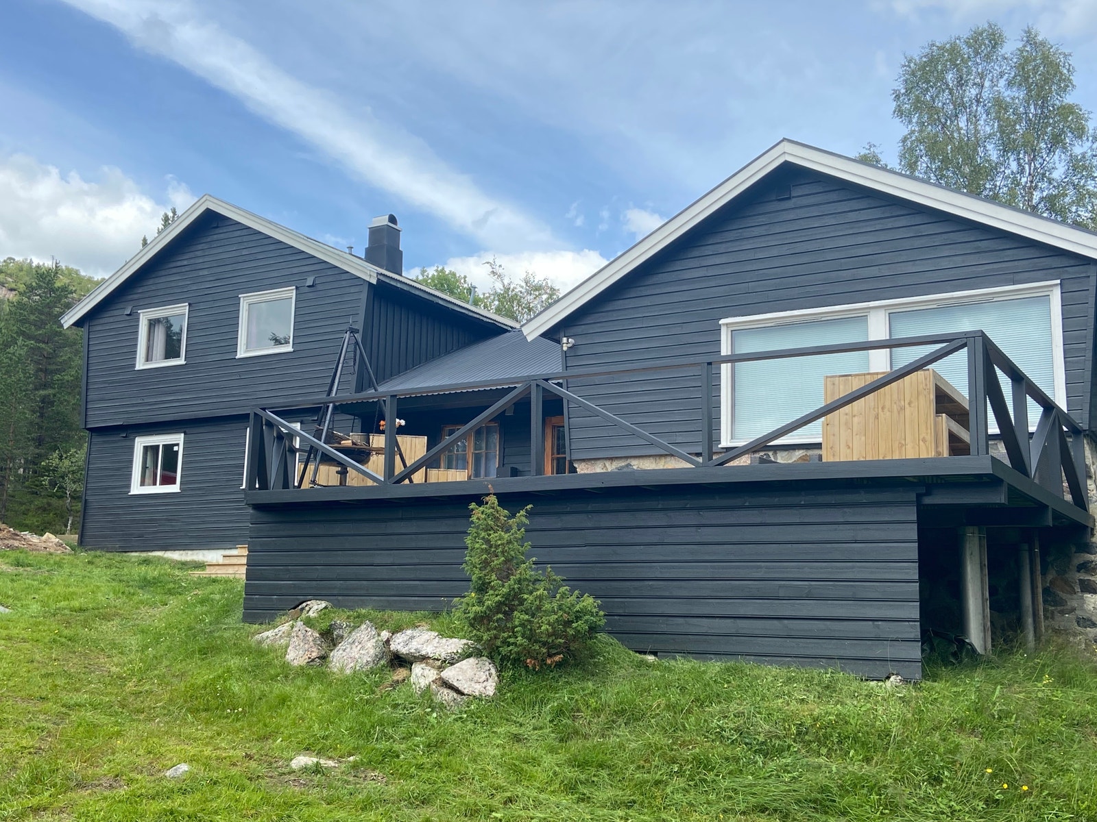 Stor terrasse med utemøbler sommer og vinter Galleribilde