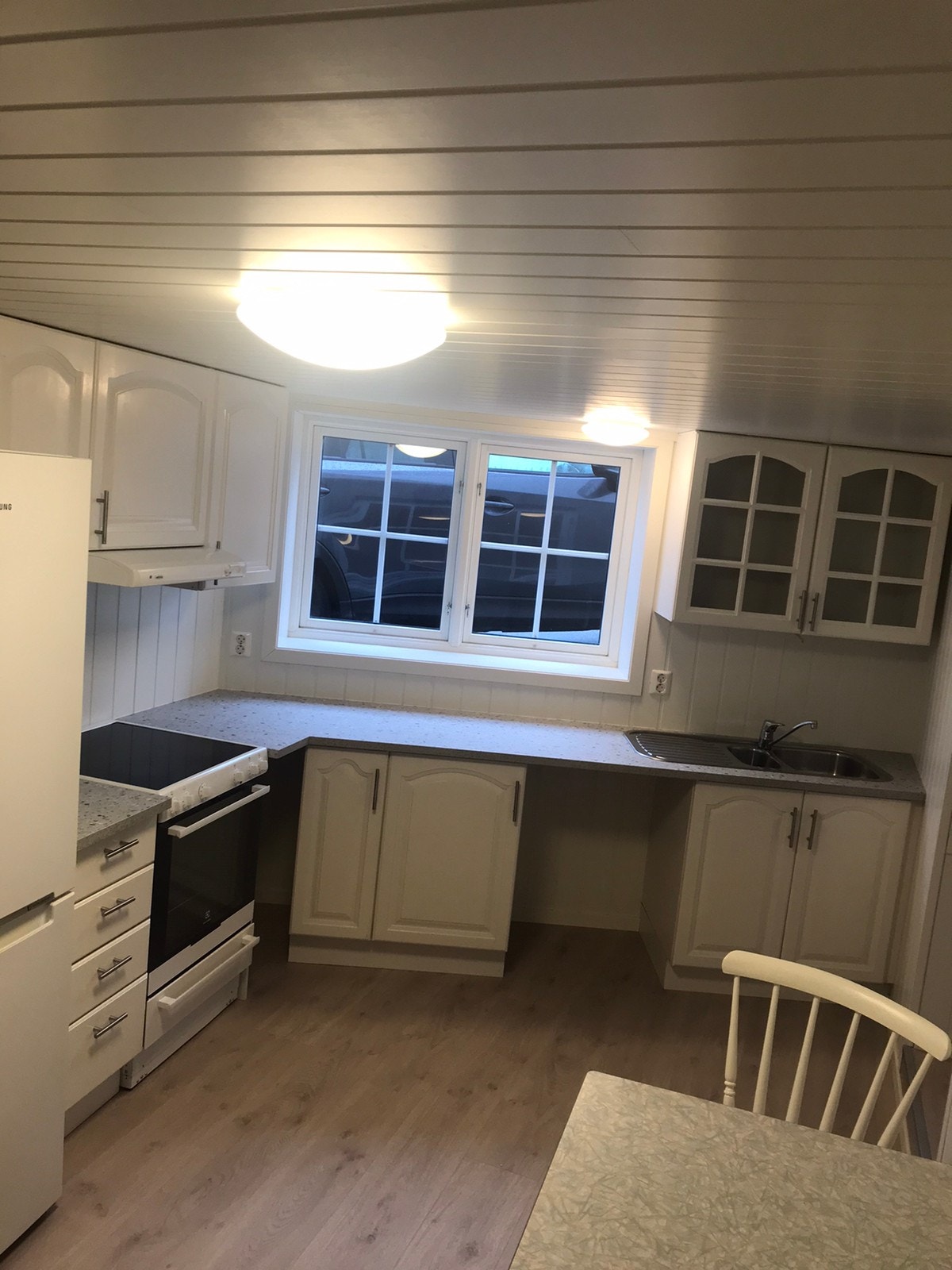 Kjøkken med hvitevarer Galleribilde