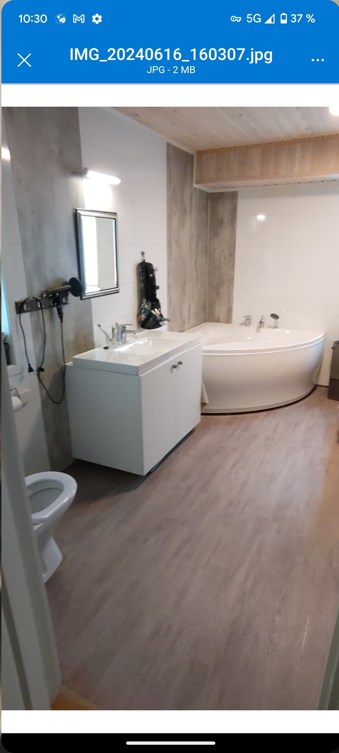 Bad, 1. etasje. Med badekar og dusj. Galleribilde