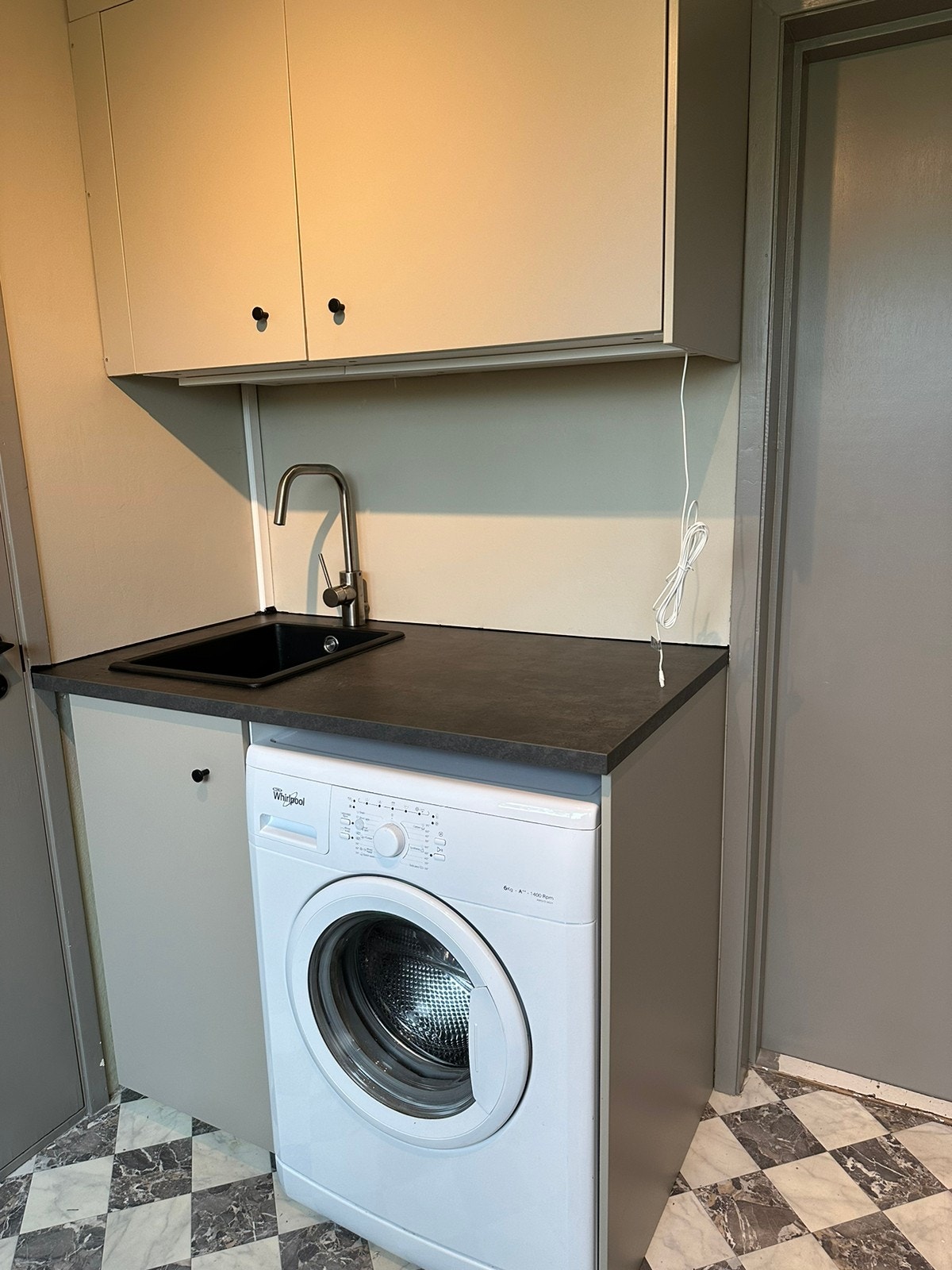 Vaskemaskin på kjøkkenet Galleribilde