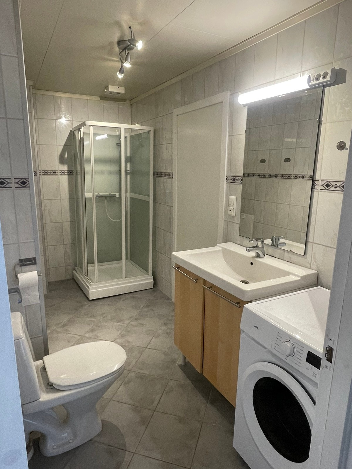 Bad med vaskemaskin/tørketrommel Galleribilde