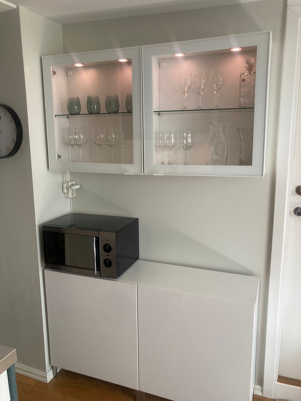 Vitrineskap med lys, kaffetrakter mm kan følge (mikro fjernet) Galleribilde