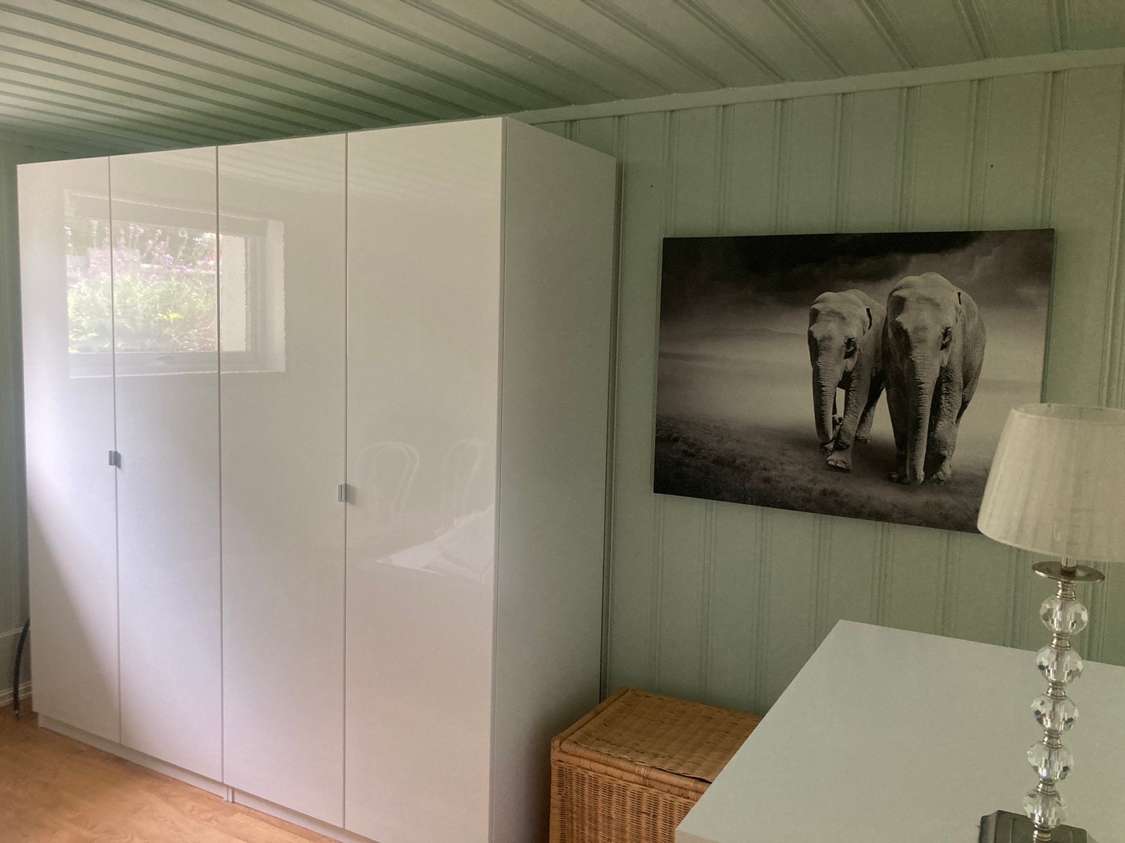 Soverom sett fra seng, skap er fastmontert Galleribilde