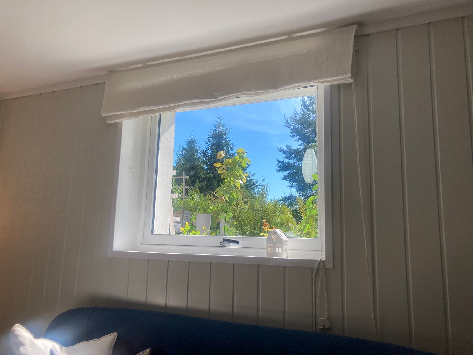 Sokkel, vindu mot utleiers hage, usjenert Galleribilde