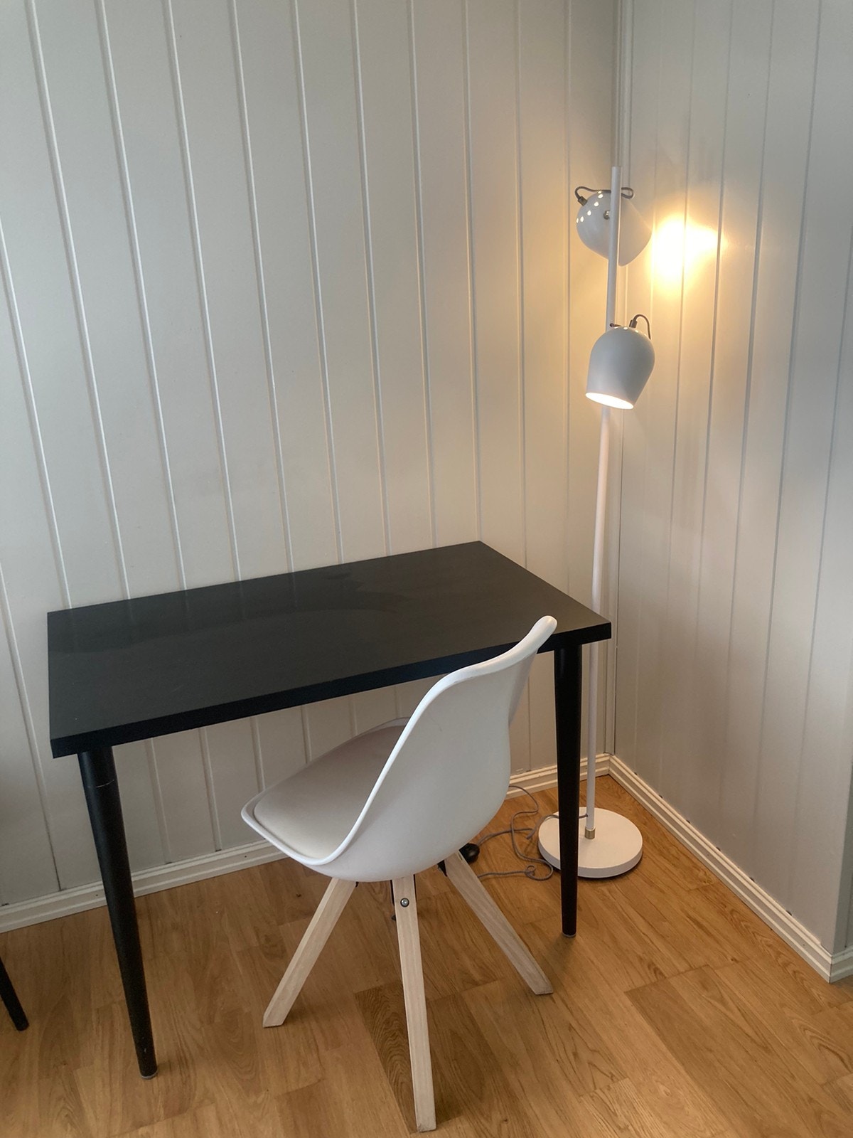 Skrivebord nå fjernet, kan evt skaffes Internett inkludert (fiber) Galleribilde