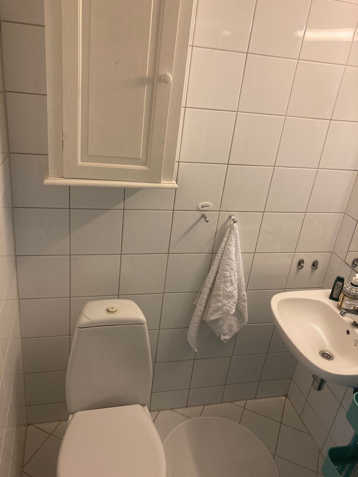 Veggskap, toalett og vask Galleribilde