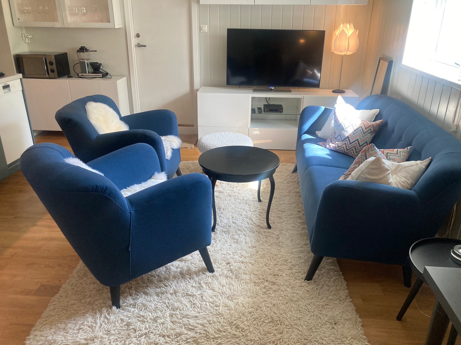 Sittegruppe i stue, en stol kan evt fjernes Galleribilde