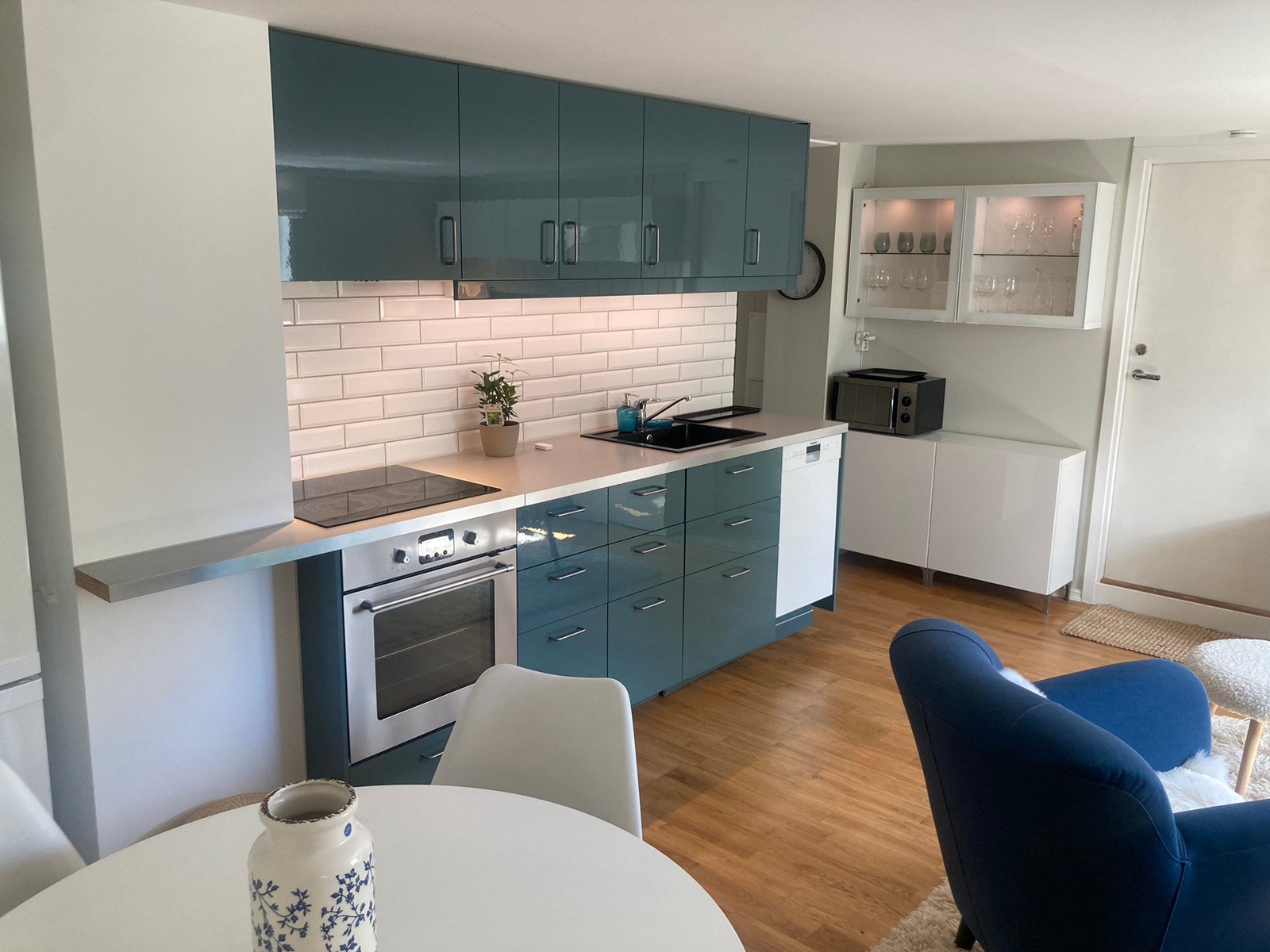 Kjøkken godt vedlikeholdt uten skader, kun kullfilter kjøkkenvifte Galleribilde