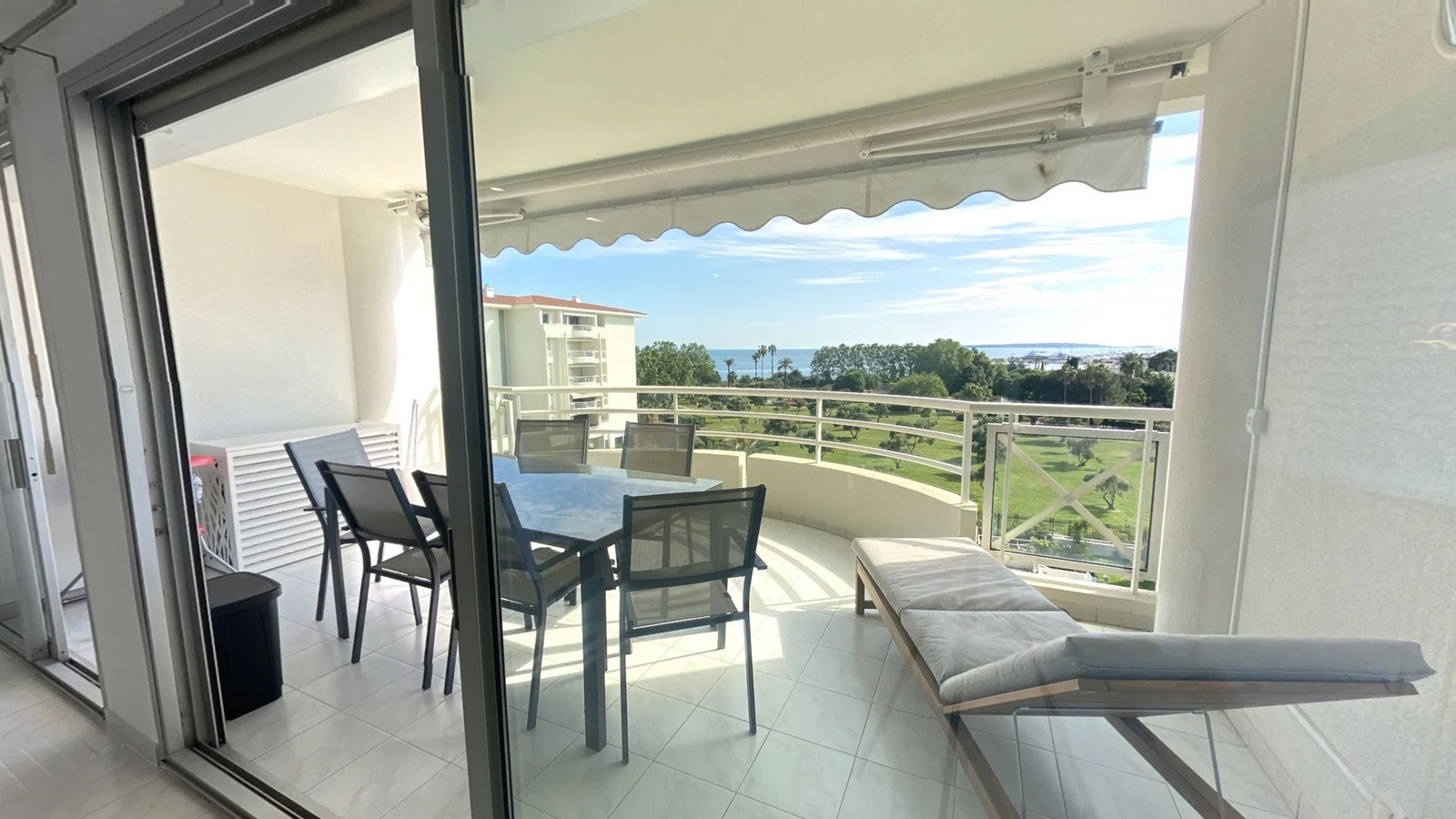 Stor veranda med plass til spisebord og solseng Galleribilde