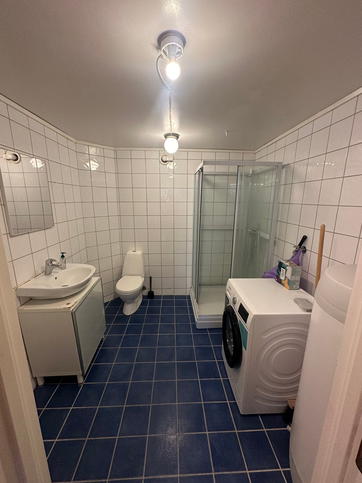 Bad med ny vaskemaskin. Galleribilde