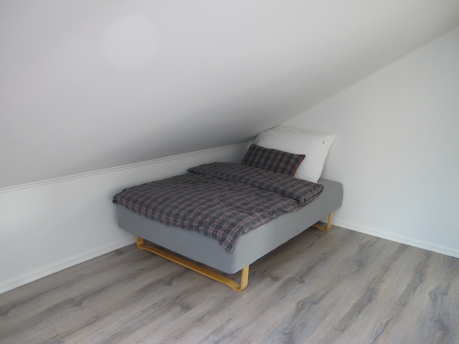 120 cm seng følger med. Hvis du ikke vil ta med din egen. Galleribilde