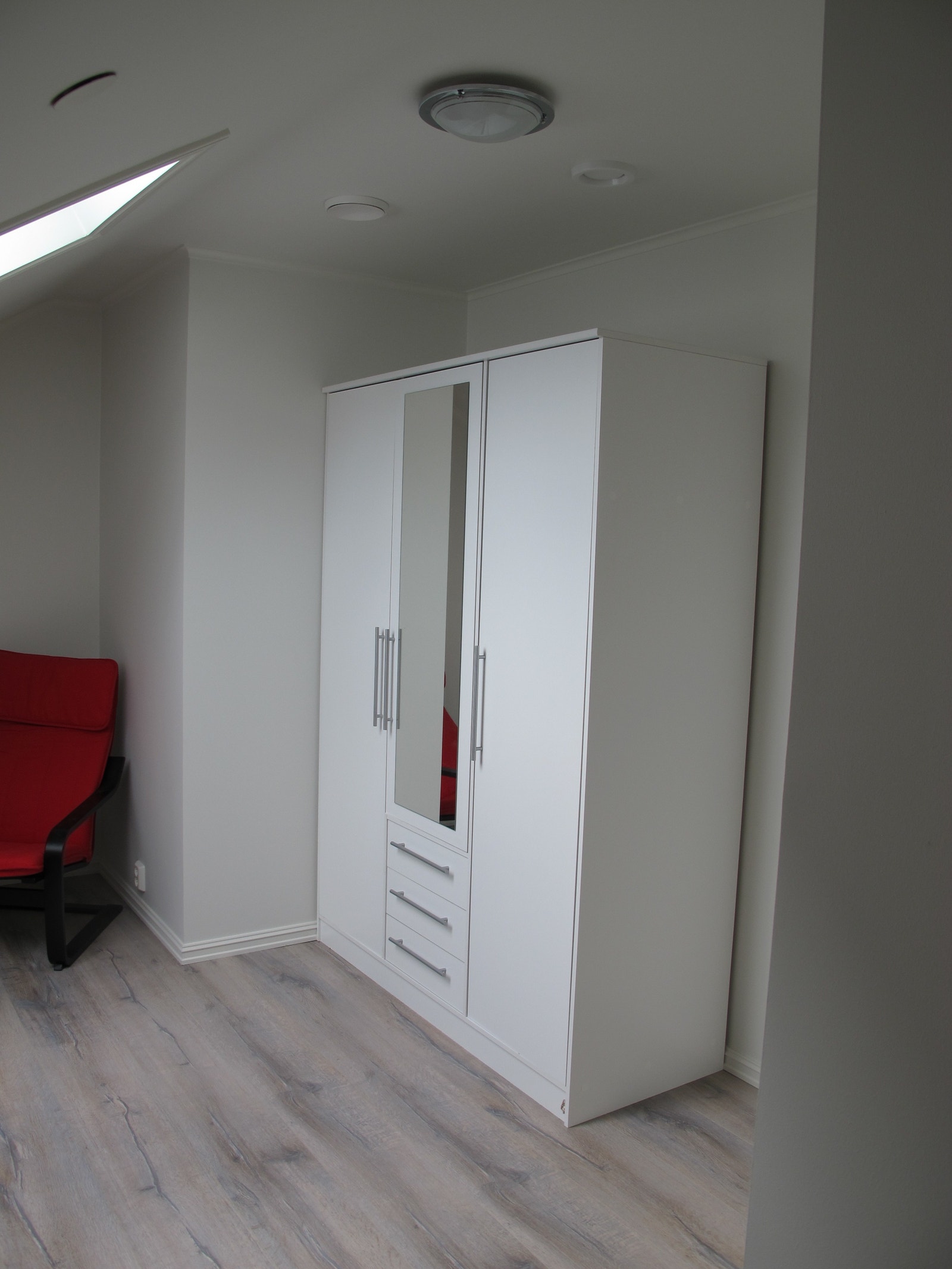 Et stort garderobeskap med speil Galleribilde