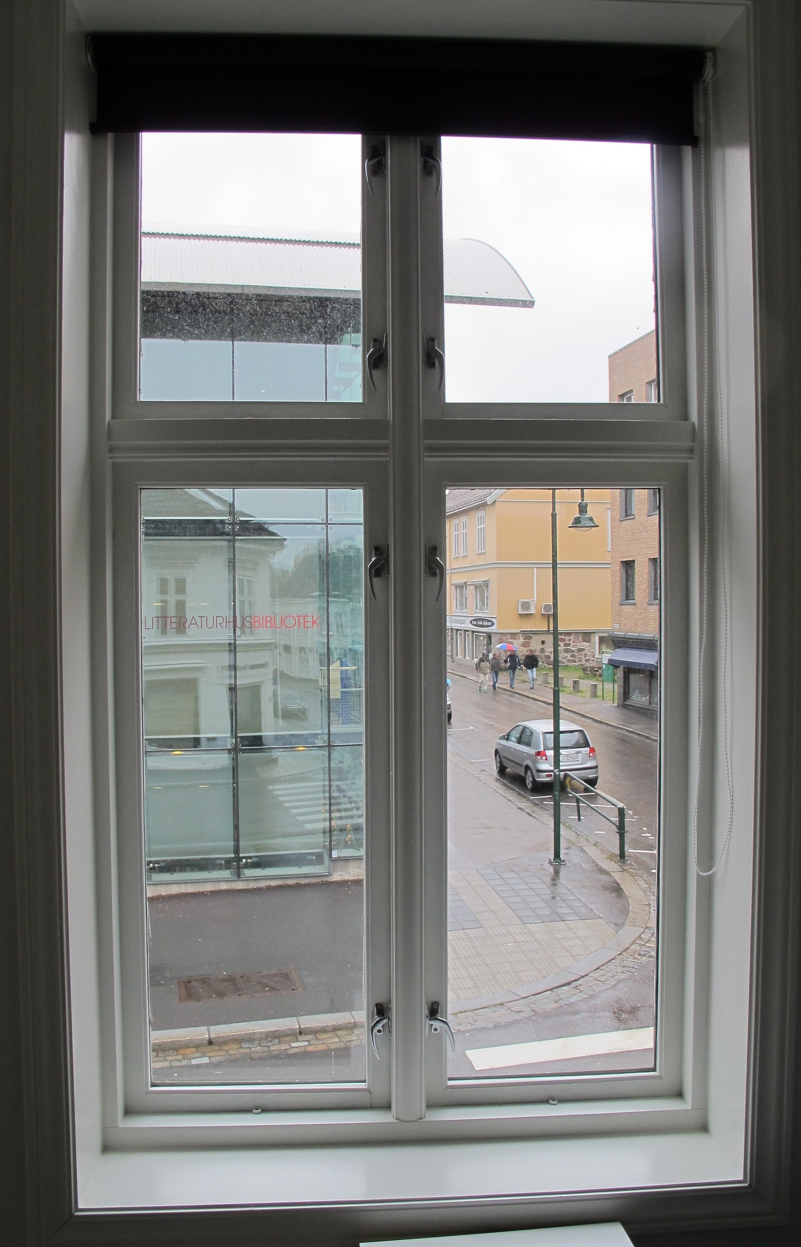 Utsikt til Storgaten. Det flotte biblioteket i Tønsberg er nærmeste nabo. Galleribilde