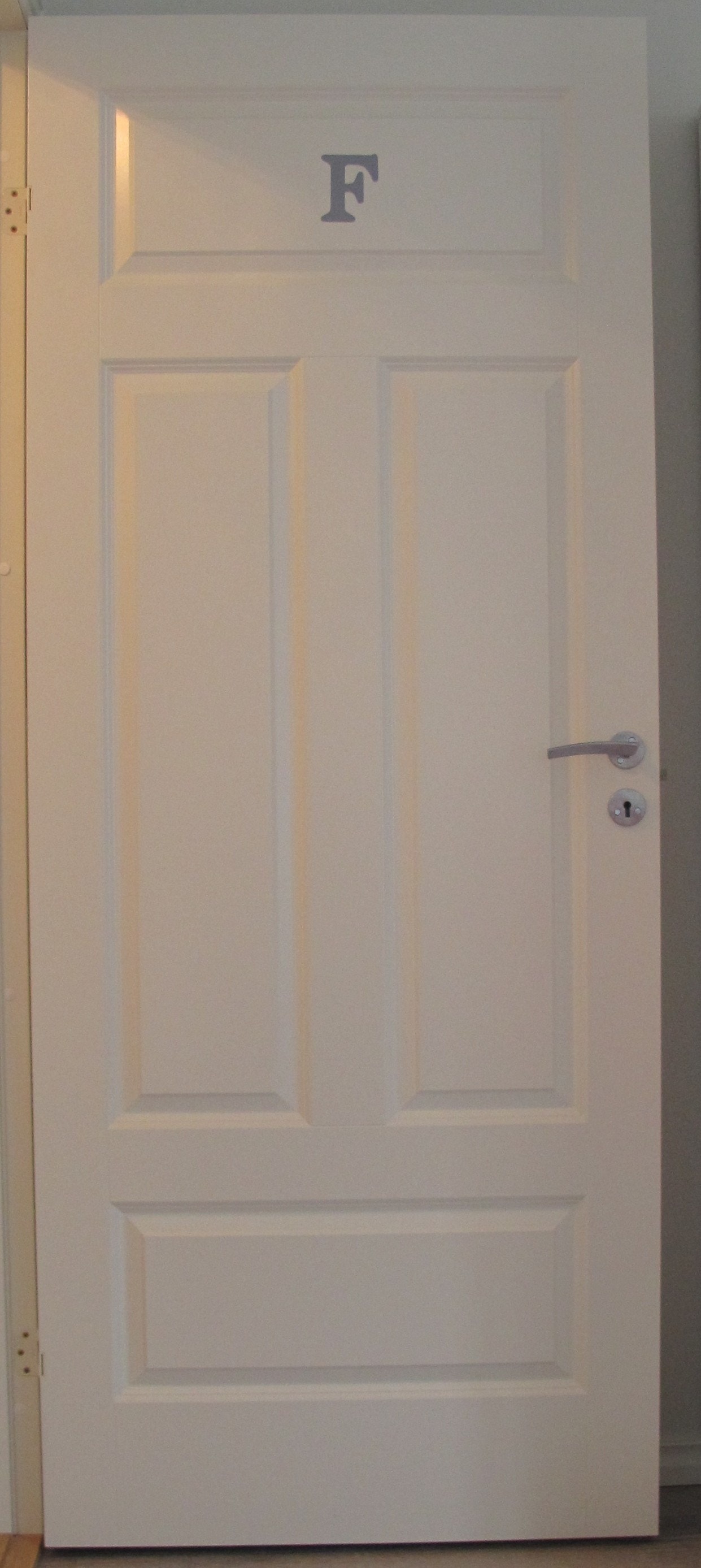 UTLEID. Velkommen til Rom F i 2. etasje i Hovedbygget. Dette rommet er 11 kvm og koster kr. 7.100,- pr.mnd. Galleribilde