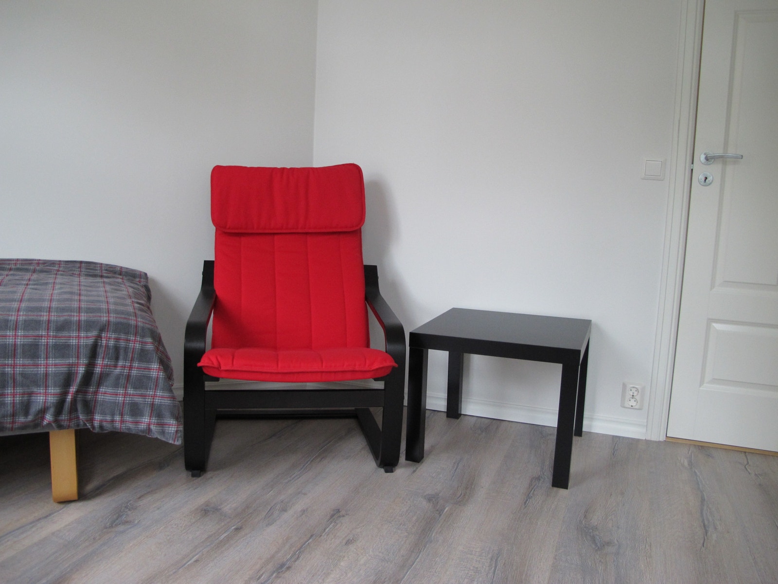En stol og et lite bord følger med hvis ønskelig. Galleribilde