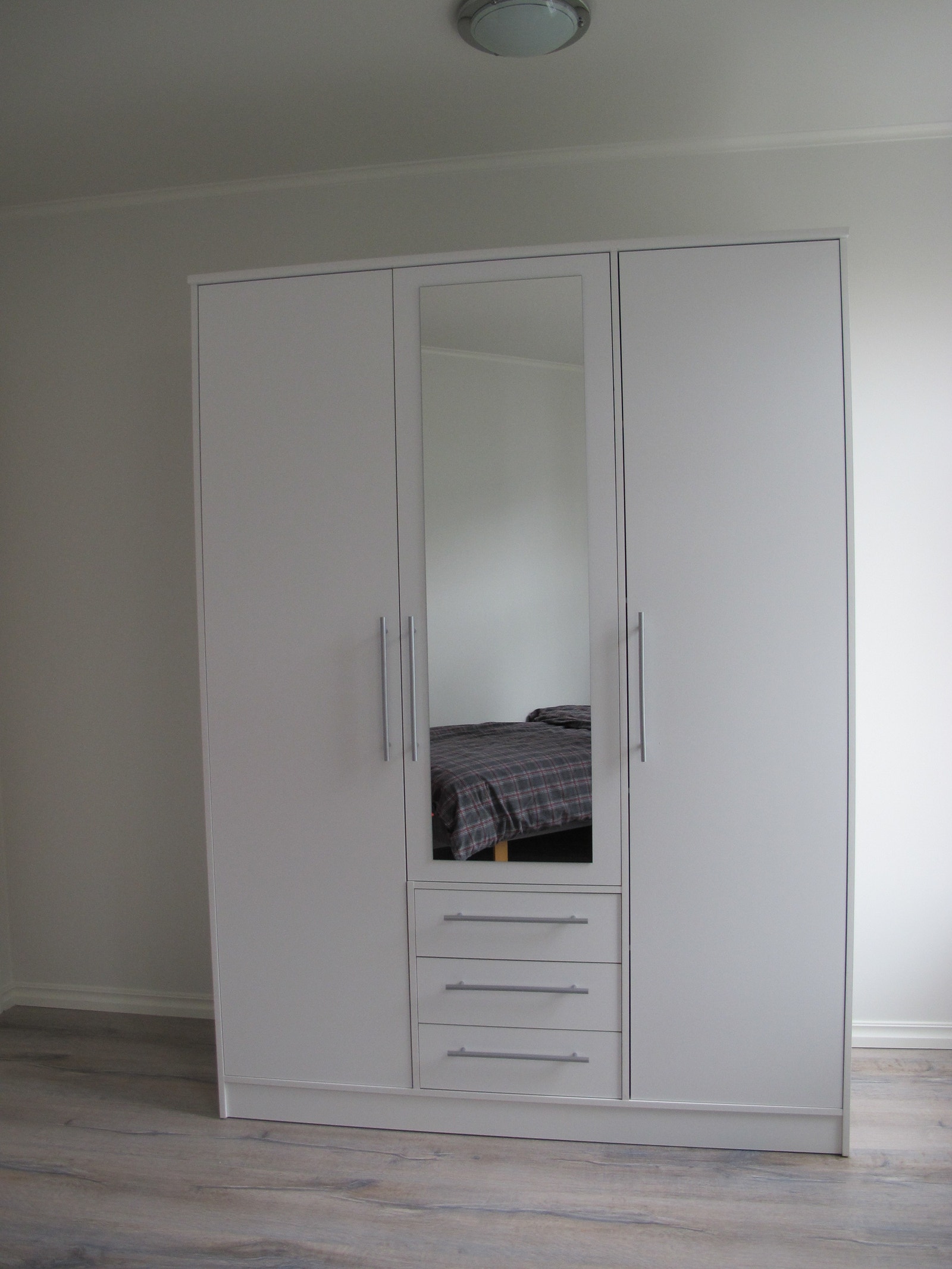 Et stort garderobeskap. Galleribilde