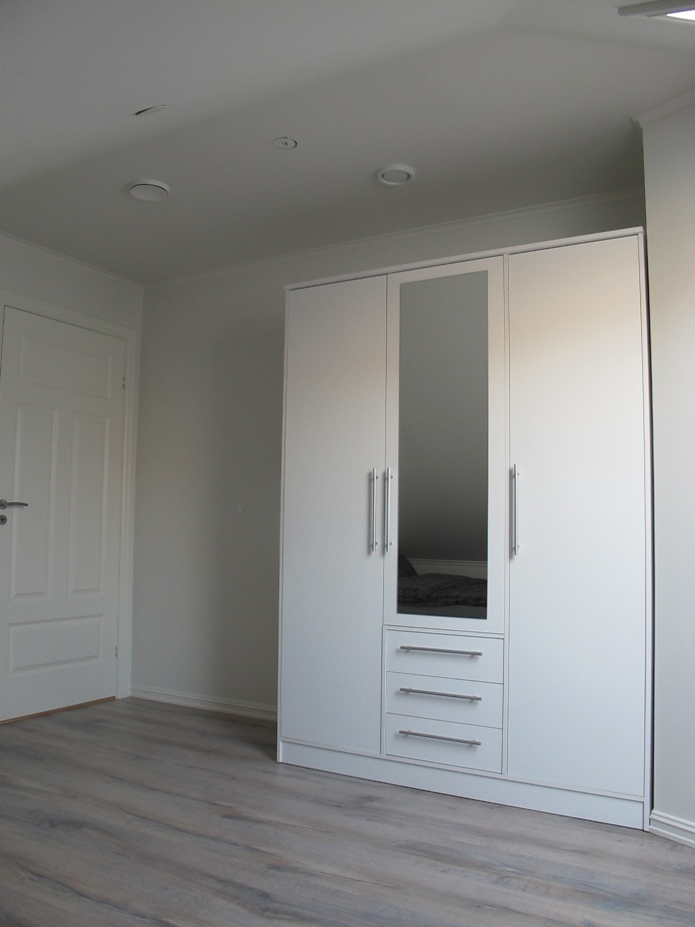 Et stort garderobeskap med masse plass Galleribilde