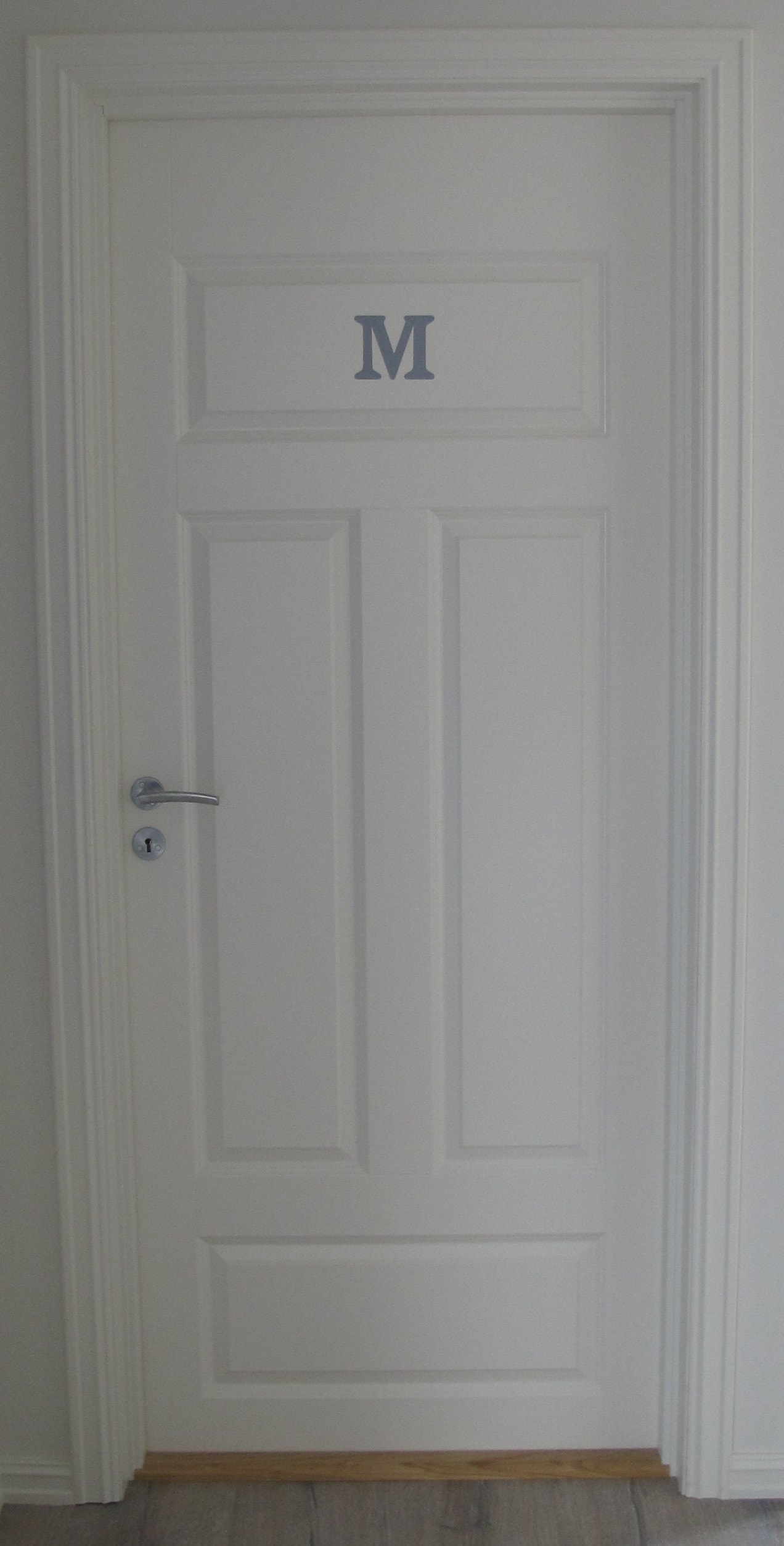 UTLEID. Velkommen til Rom M i 3. etasje i Hovedbygget. Dette rommet er 20 kvm kr. 7.100,- pr.mnd. Galleribilde