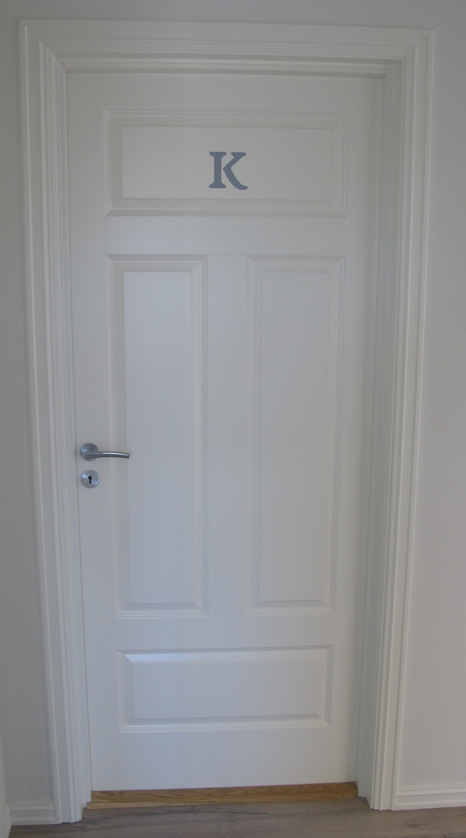 LEDIG. Velkommen til Rom K i 3. etasje i Hovedbygget. Dette rommet er 16 kvm kr. 6.800,- pr.mnd. Det er ledig fra nå. Galleribilde