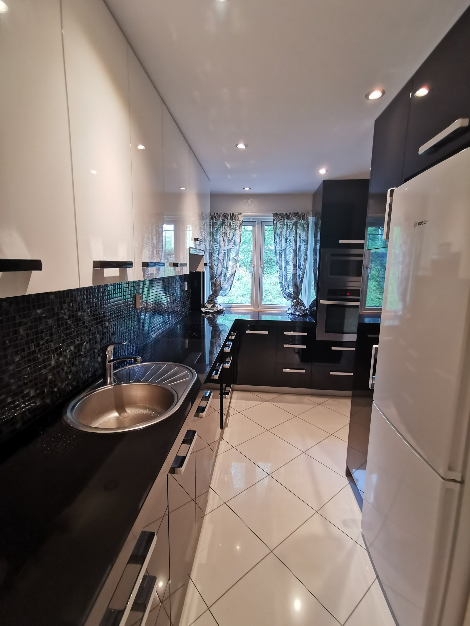 Moderne kjøkken med integrerte hvitevarer, kjøleskap følger med. Galleribilde