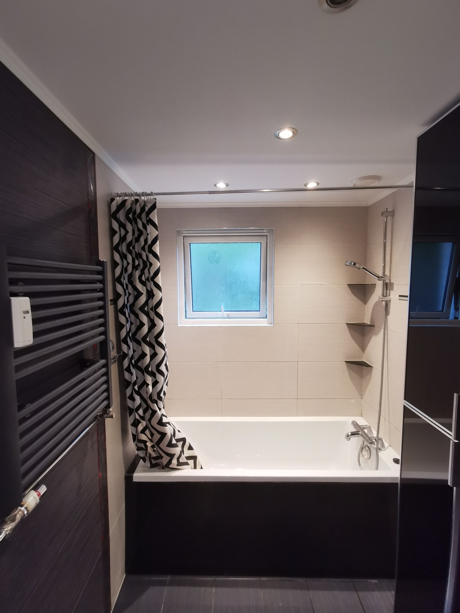 Baderom med badekar. Vask/tørk maskin følger med. Galleribilde