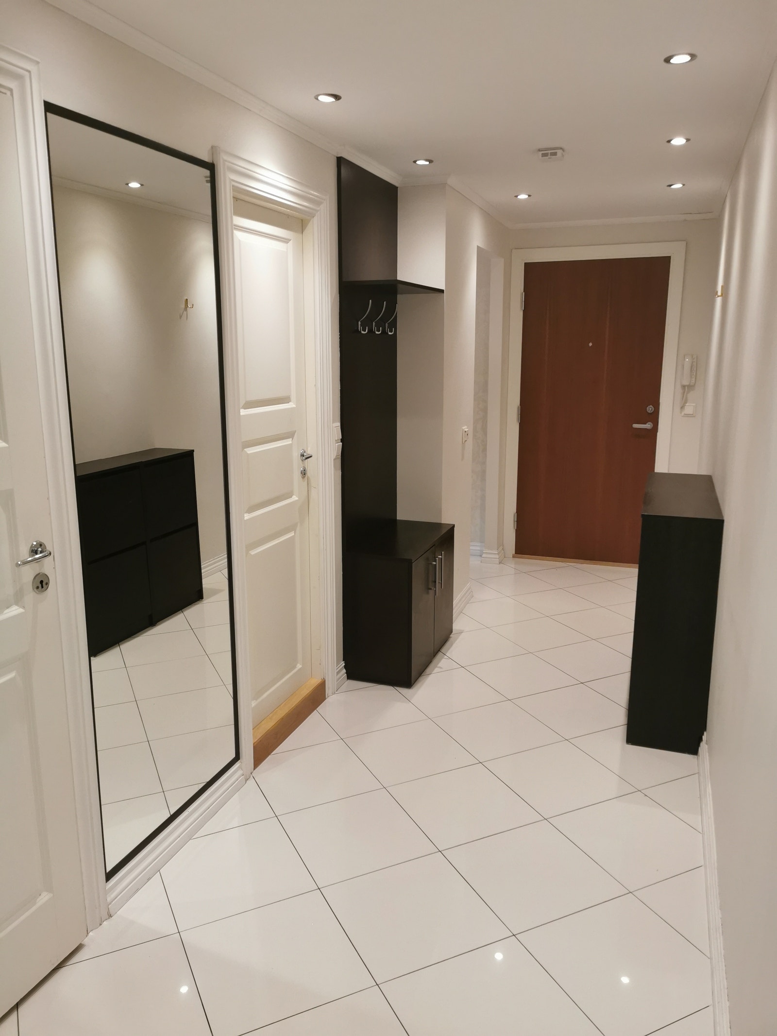 Romslig gang. Alt som framvist på bildet medfølger. Galleribilde