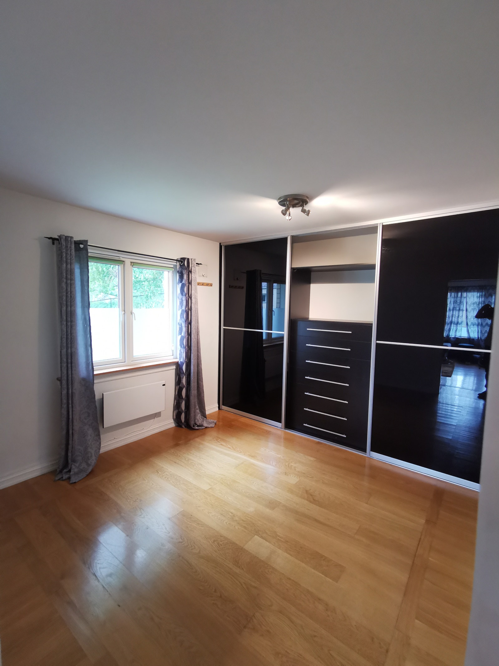 Soverom 2. Stor garderobeskap Galleribilde