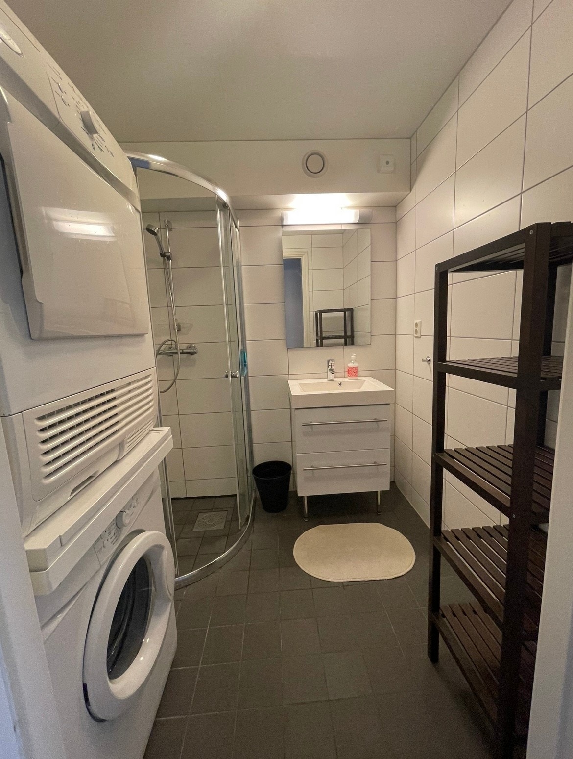 Bad med dusj, vaskemaskin og tørketrommel Galleribilde