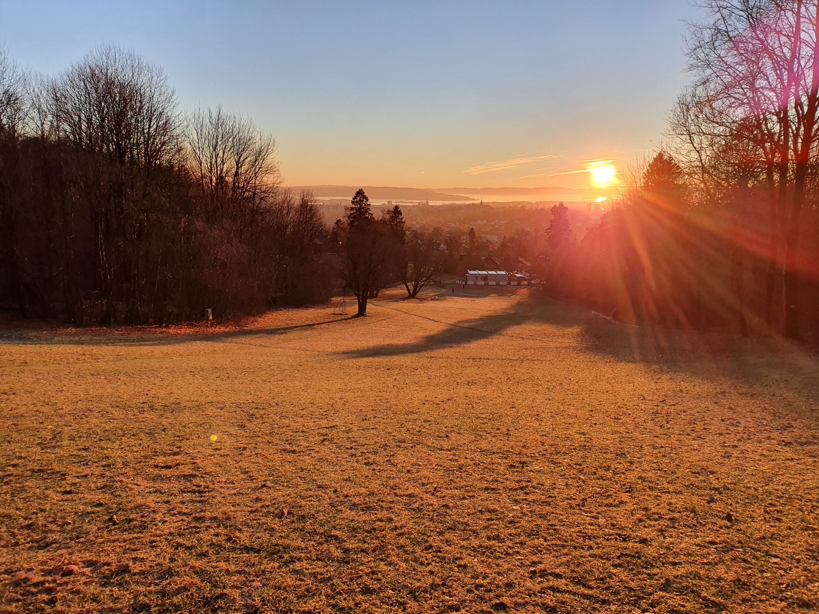 Havnabakken, 12 min gange fra blokken. Galleribilde