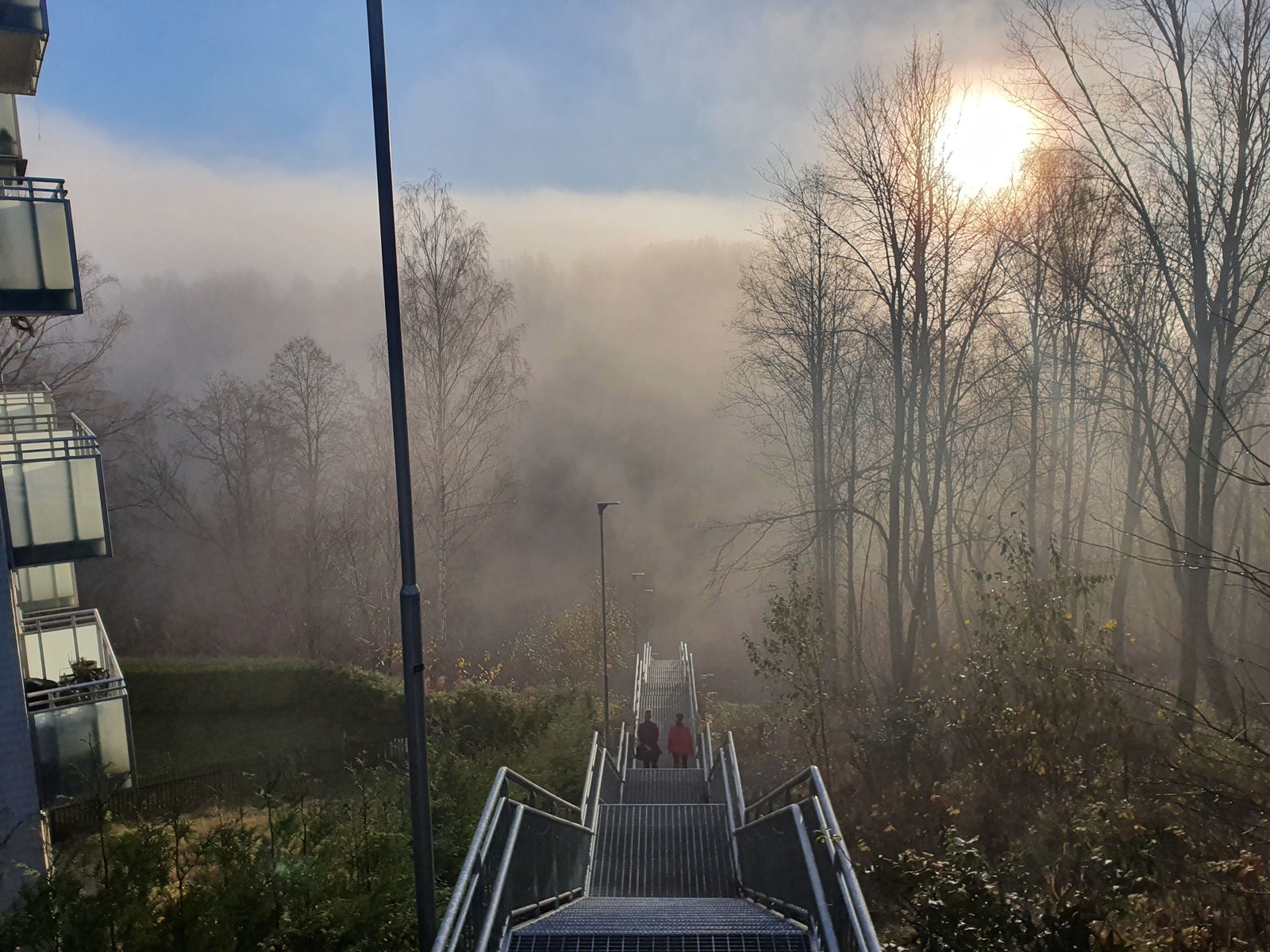 Trapp ned til akerselva, rett utenfor blokkene. Galleribilde