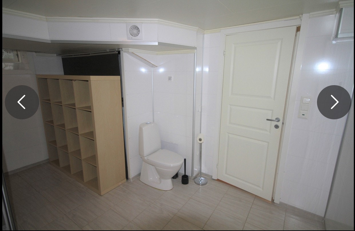 Stort bad på 12 kvm. God plass til vaskemaskin og oppbevaring. Galleribilde