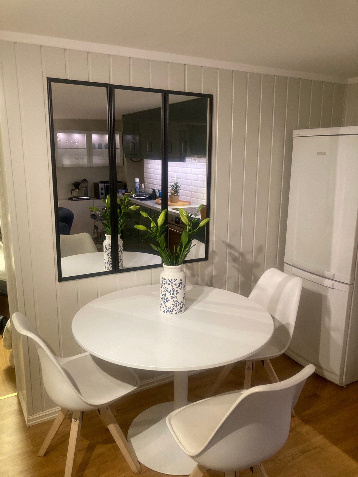 Speilvegg bak spisebord, kjøleskap nå helskap (nytt 2024) Fryser i boden Galleribilde