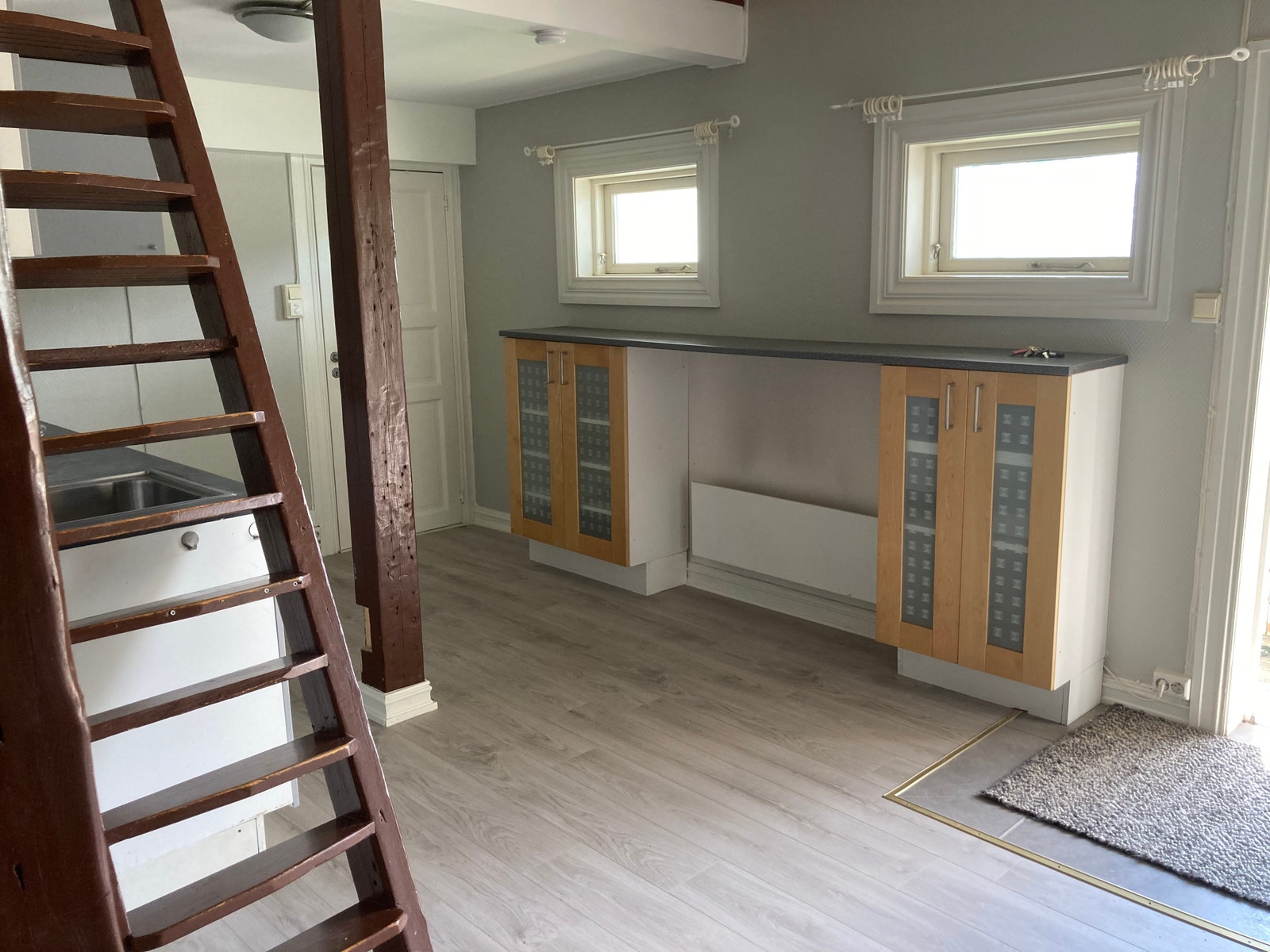 Ekstra skaper på kjøkken med utvidet benkplass Galleribilde