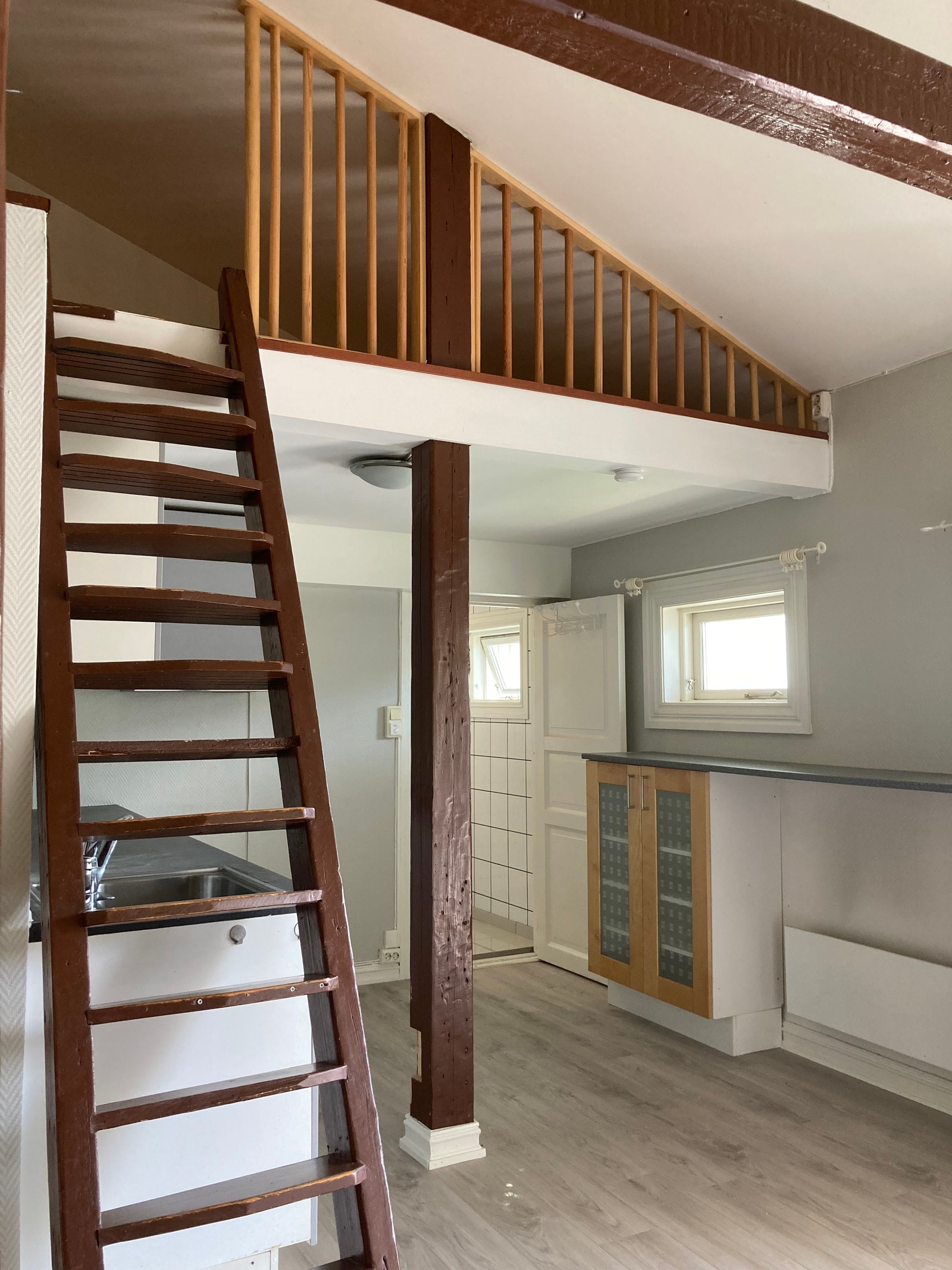 Kjøkken trapp mot hems Galleribilde