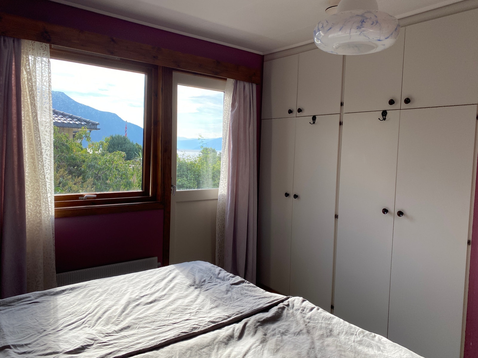 Gjesterom med liten balkong mot øst og innbygdskap Galleribilde