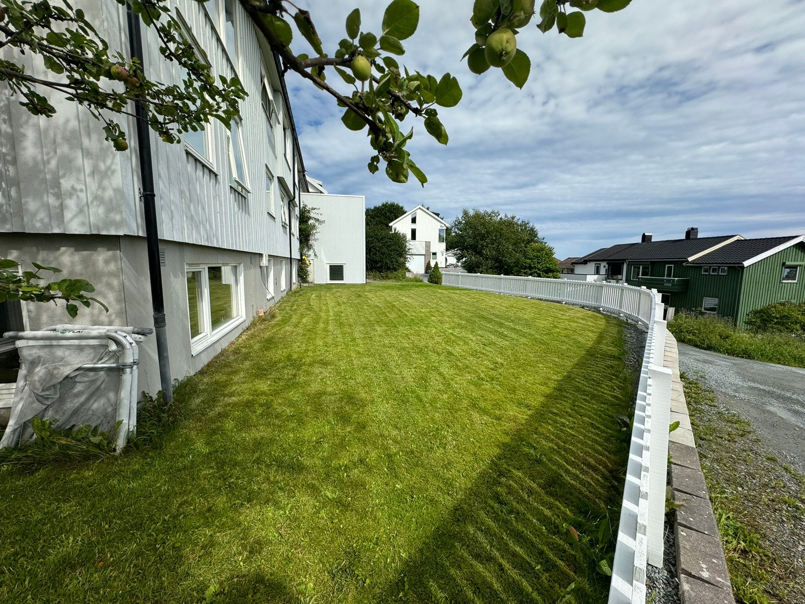 Stort hageareal tilgjengelig for leiligheten Galleribilde