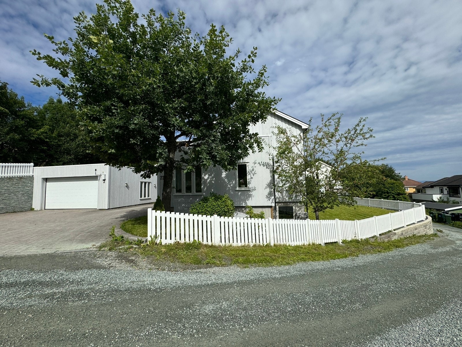 Leiligheten ligger i del av 2-mannsbolig i enden av blindveg, og grenser mot et stort grøntområde. Galleribilde