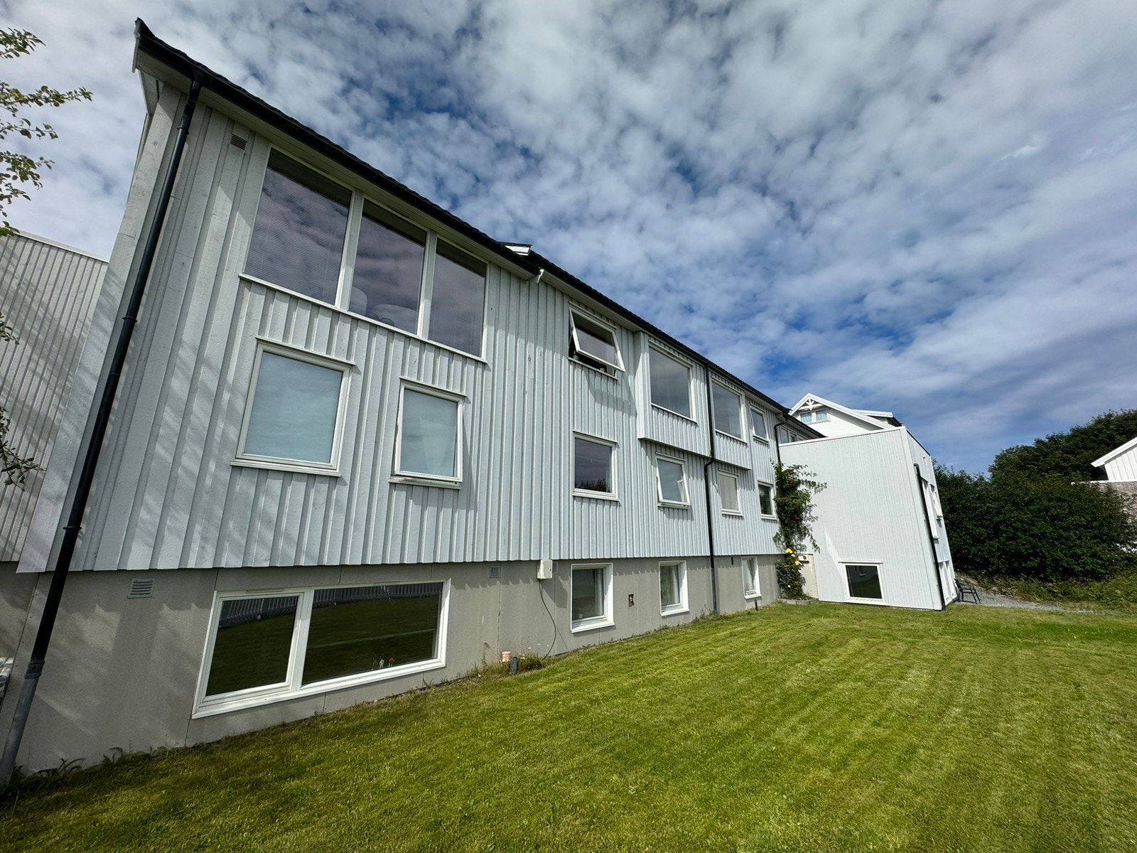 Vindu fra stue og soverom ligger over bakkeplan Galleribilde