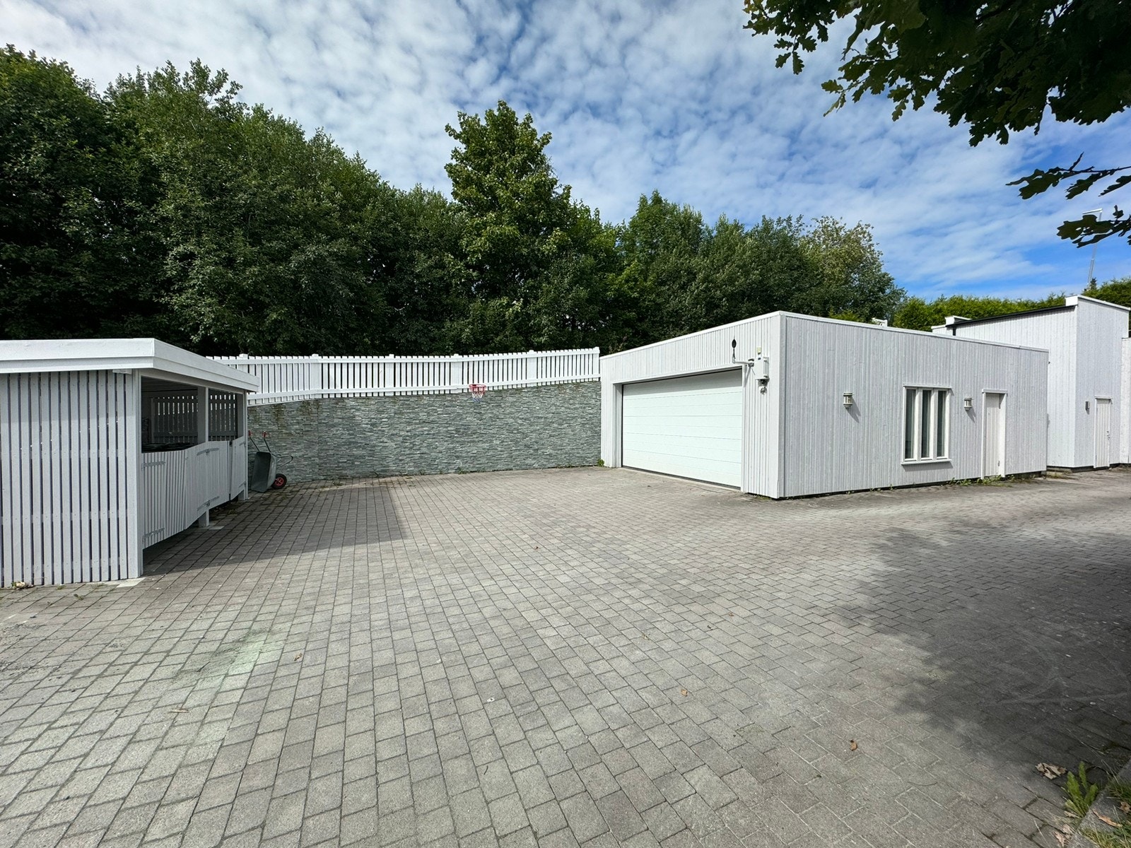 Bra med tilgjengelig bodplass for leiligheten som del av stor dobbelt-garasje Galleribilde