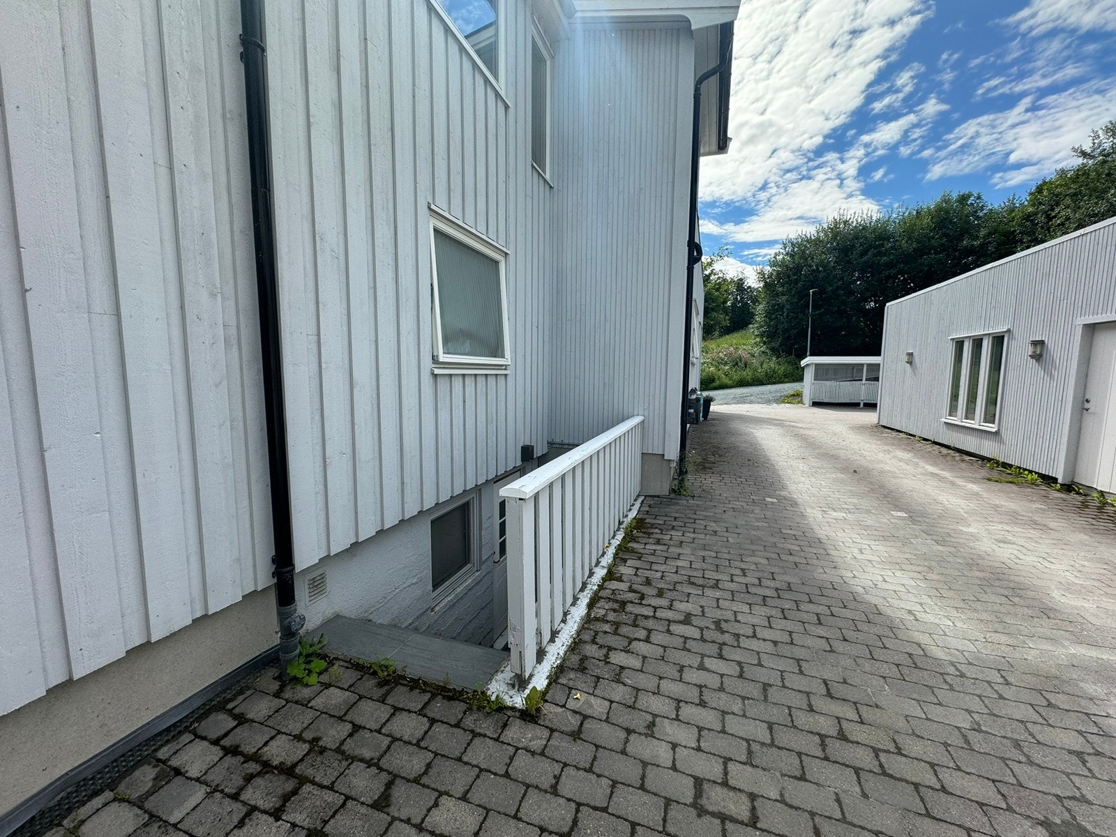 Egen inngang, flislagt trapp med varmekabler. Galleribilde