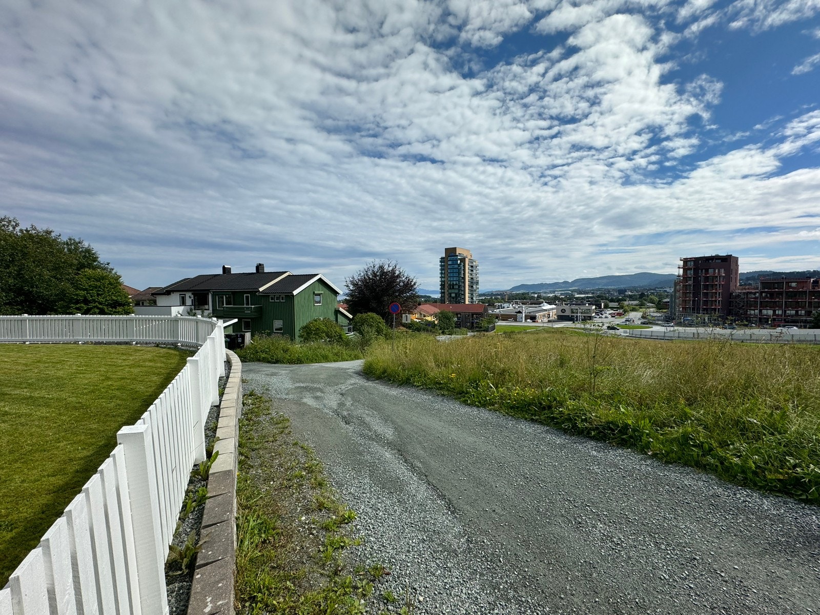 Grenser til stort grøntområdet, og svært kort vei til Valentinlyst senter samt bussholdeplass Galleribilde