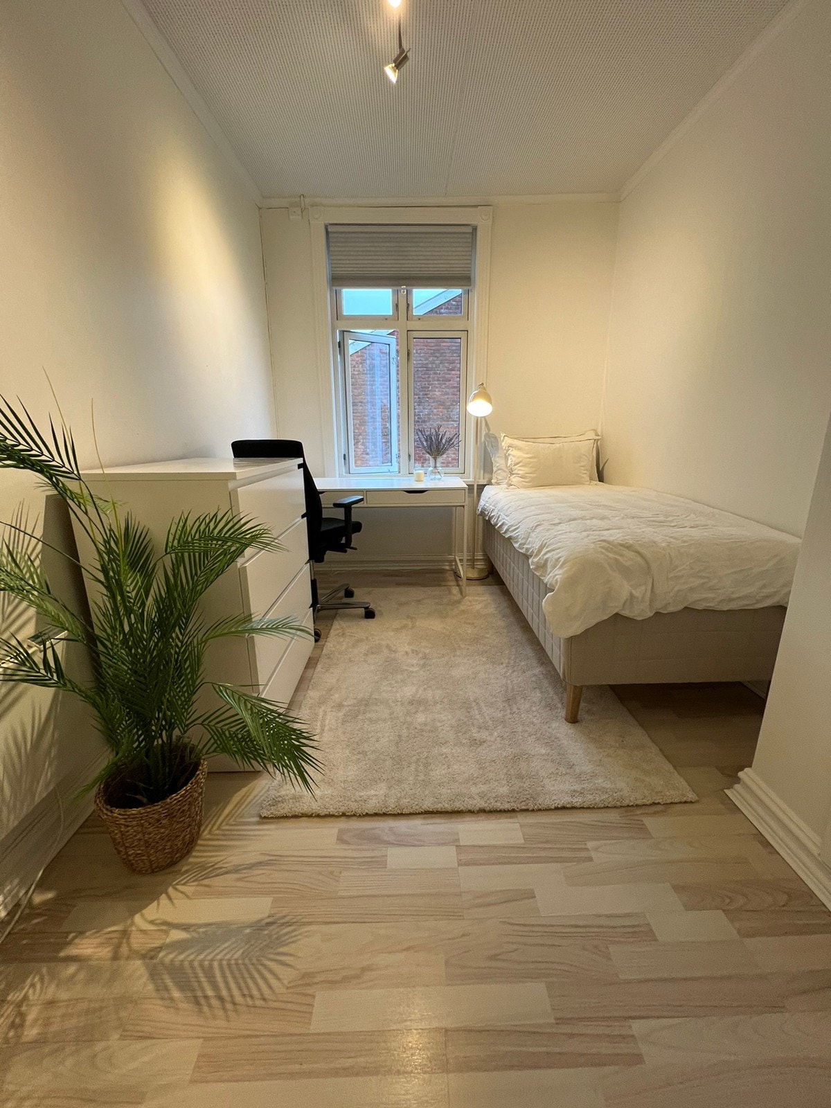 Rom 2, Møblert Galleribilde