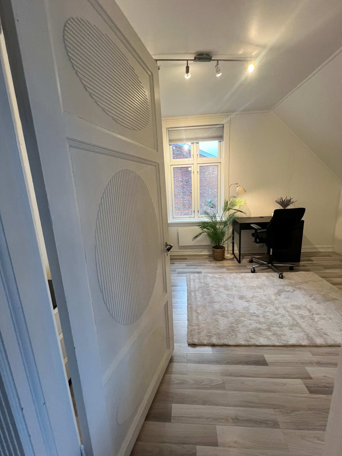 Rom 1, Møblert Galleribilde